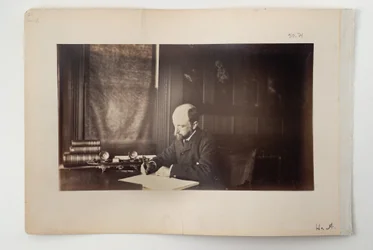 Henry Adams am Schreibtisch sitzend, 1883
